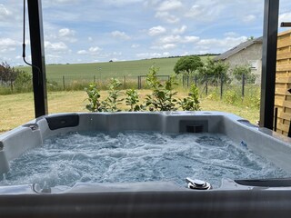 Außenwhirlepool mit Blick in den Garte