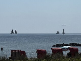 Strand Schönhagen mit Segelboote auf der Ostsee