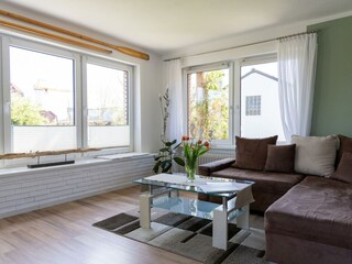 Helles Wohnzimmer mit Blick in den Garten