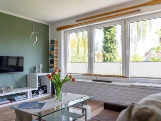 Helles Wohnzimmer mit Blick in den Garten