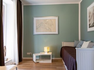 Sonnenzimmer mit bodentiefem Fenster