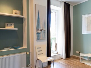 Sonnenzimmer mit bodentiefem Fenster