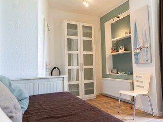 Sonnenzimmer mit bodentiefem Fenster