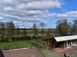 Blick auf den Hof und Umgebung