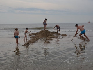 Sandburg bauen mit Kindern