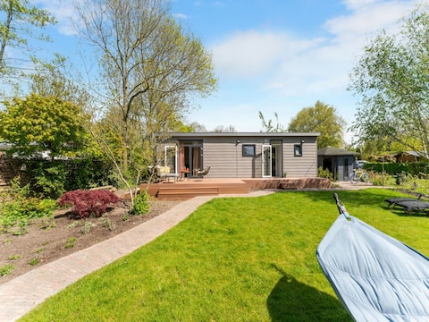 Holiday house Luxury chalet near Ouddorp with garden