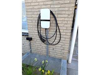 Electric vehicle charging station