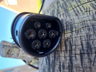 Electric vehicle charging station