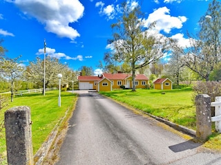 Blick über das Grundstück mit seinen Nebengebäuden