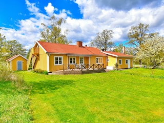 Hausrückseite mit großer Veranda (mit Markise)