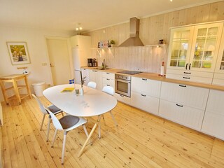 Küche mit  Geschirrspüler, Kühl-Gefrierkombi u. Mikro