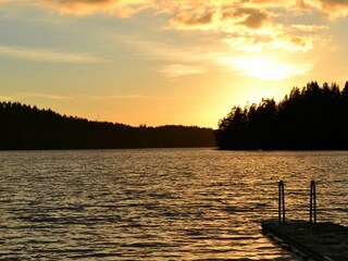 Abendstimmung mit Sonnenuntergang am See