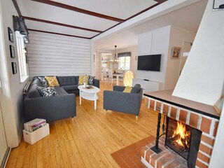 Wohnzimmer mit Kamin und deutschem SAT-TV