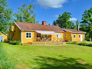 Hausrückseite mit großer Veranda (mit Markise)