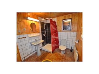 Badezimmer mit WC und Dusche