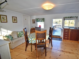 Wohnzimmer mit integrierter Küche