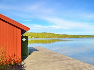 Bootshaus und Blick über den See