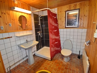 Badezimmer mit WC und Dusche