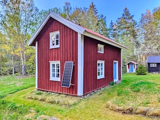 Seitenansicht des Hauses mit 200W-Solarfeld