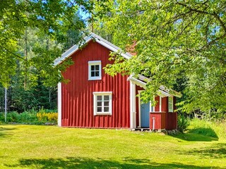 Seitenansicht des Hauses mit kleiner Eingangsveranda
