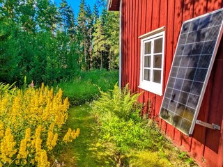Garten und Solaranlage am Haus