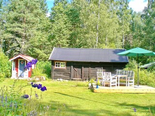 Toilettenhäuschen (links), Abstellschuppen und Terrasse