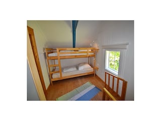 Schlafzimmer mit Etagenbett im Obergeschoss