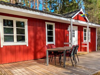 große Terrasse mit Sitzgruppe und Grill
