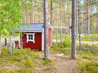 Natur-Garten mit Schaukel für Kinder