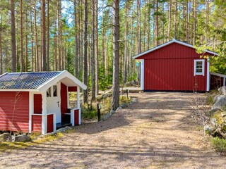 Auto-Stellplatz neben dem Haus und Gartenhäuschen