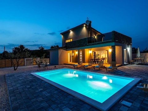 Moderne Villa mit privatem Pool