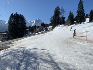 Skipiste mit Ski vermietung