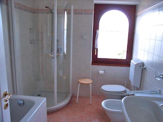 Holiday apartment Cannero Riviera Bathroom 16