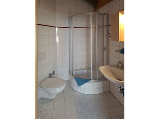 Bad mit Dusche und WC