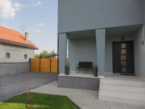 Maison de vacances Holiday Home Thesaurum - Four Bedroom Holiday Home with Swimming Pool - Draz - image1