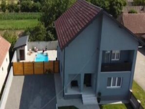 Hausboot Holiday Home Thesaurum - Four Bedroom Holiday Home with Swimming Pool - Draž - image1