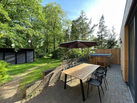 Ferienhaus in Zelhem mit Whirlpool & Wald