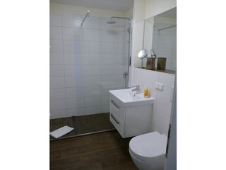 Modernes und helles Bad