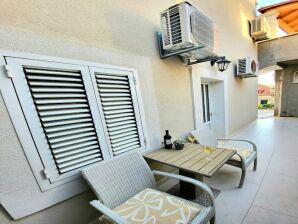 Apartment Dora - Studio Apartment with Terrace