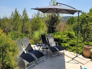 Villa mit Garten und Gästehaus