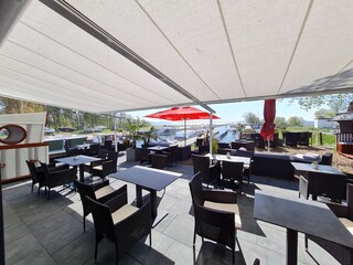Sonnenterrasse in der Hafengastronomie