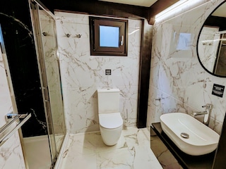 Bad 1 mit großer Dusche