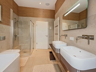 Vollbad mit Dusche & Wanne & Doppelwaschtisch
