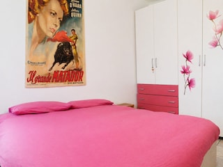Schlafzimmer mit Doppelbett