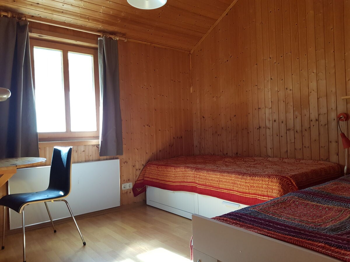 Schlafzimmer mit zwei Einzelbetten.