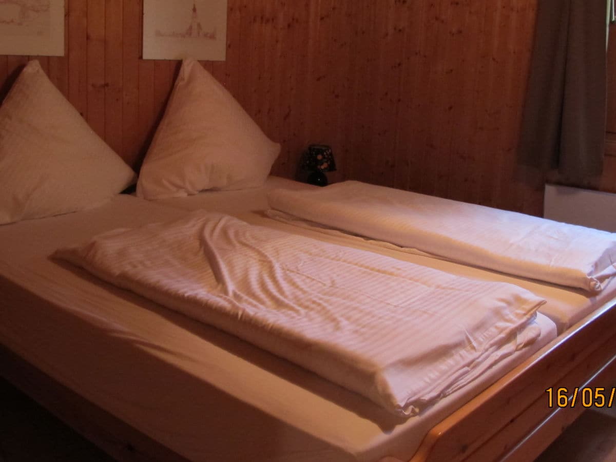 Schlafzimmer mit Doppelbett