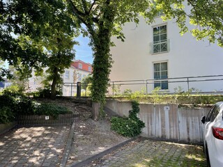 reservierter Außenstellplatz im Innenhof