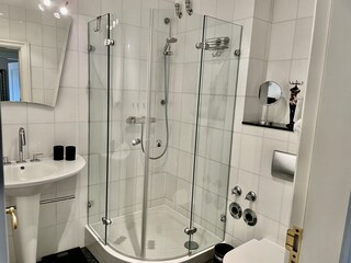 Dusche, Waschtisch und WC