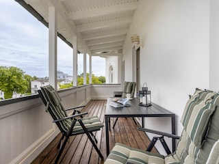 großer Balkon zum Relaxen