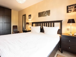 Schlafzimmer mit Doppelbett und Kleiderschrank
